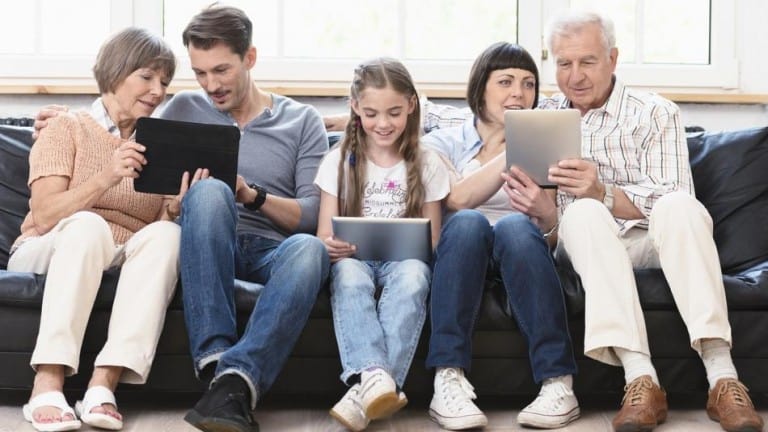 Famille Generation Tablette Reseaux Sociaux
